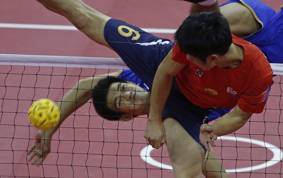 Partita di sepak takraw tra Thailandia e Corea del Sud (Reuters)
